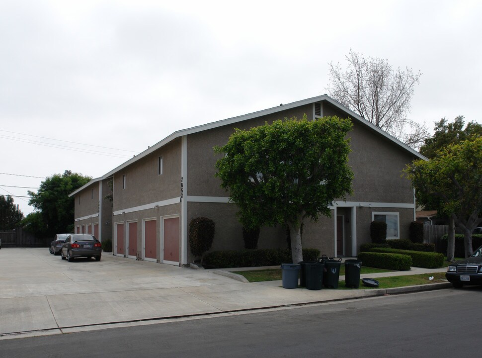 7852-7856 Speer Ave in Huntington Beach, CA - Building Photo