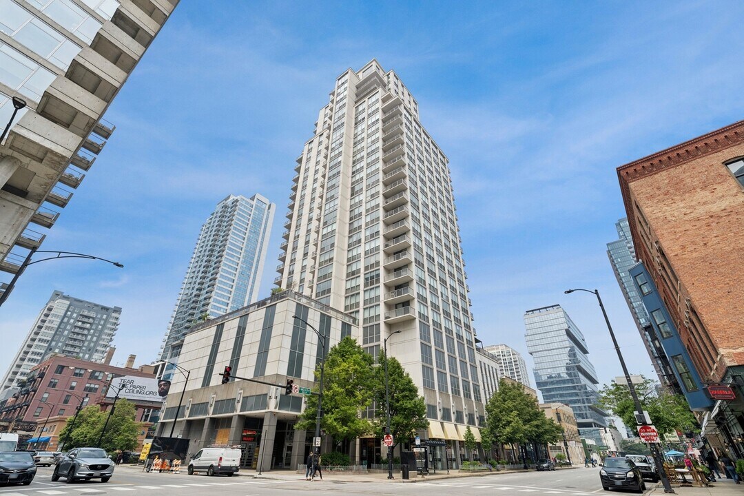 200 W Grand Ave in Chicago, IL - Building Photo