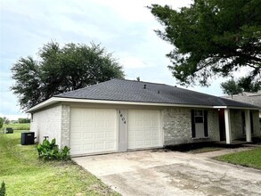 1604 Broken Arrow St in Baytown, TX - Building Photo - Building Photo