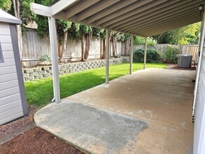 21138 SW Houston Dr in Sherwood, OR - Building Photo - Building Photo