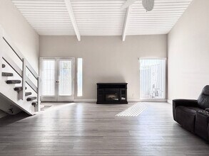 4034 Gold Coast Dr in Las Vegas, NV - Building Photo - Building Photo