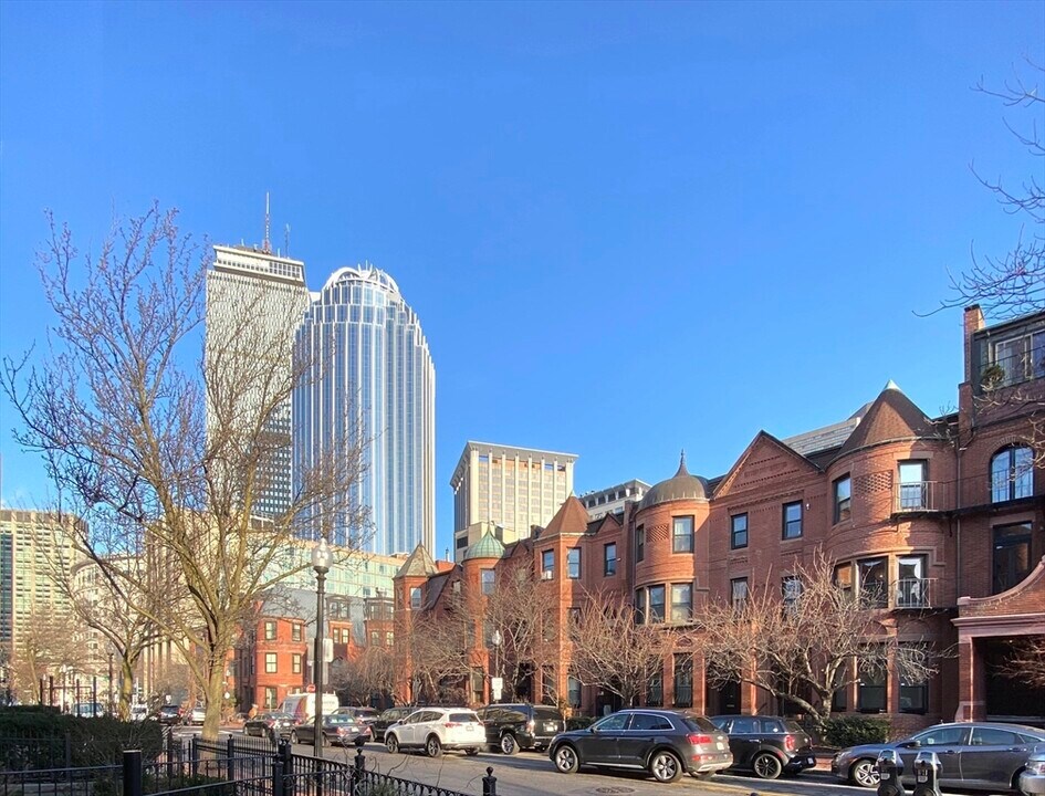 242 W Newton St in Boston, MA - Building Photo