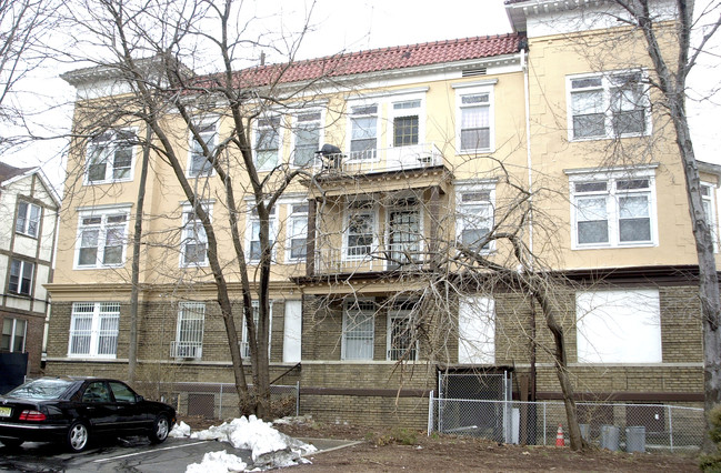 213 S Harrison St in East Orange, NJ - Foto de edificio - Building Photo