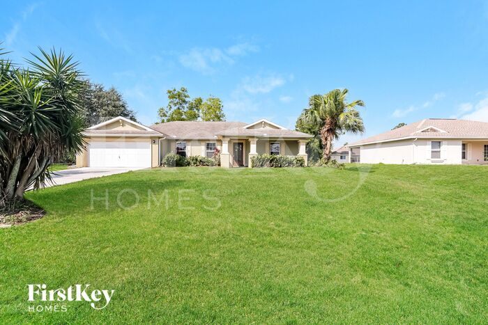 644 Dauphine Ave S in Lehigh Acres, FL - Foto de edificio