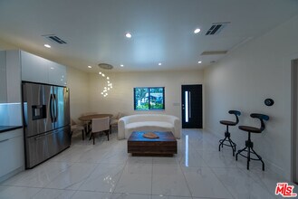5346 Buffalo Ave in Los Angeles, CA - Building Photo - Building Photo