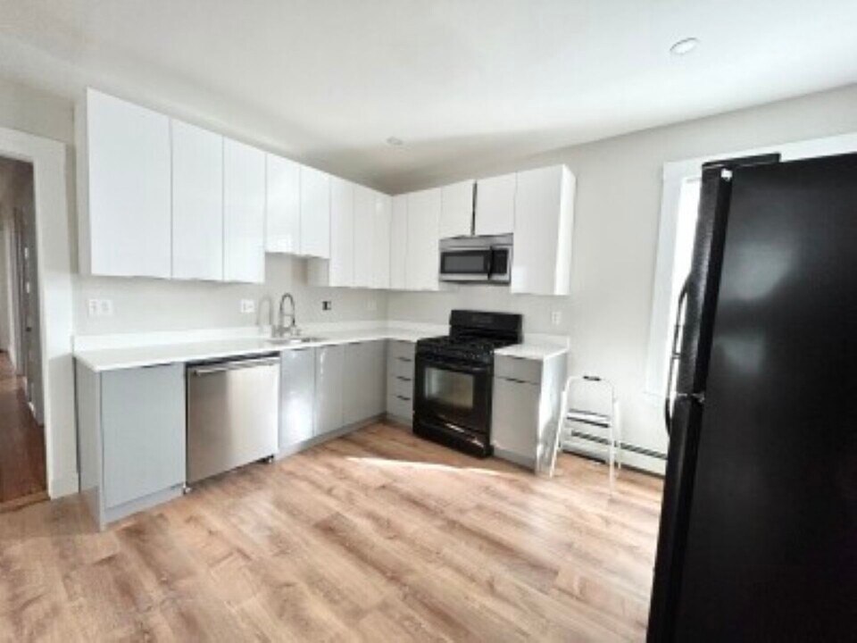 24 Willis St, Unit 2 in Boston, MA - Building Photo