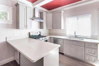 338 E 7th St in Long Beach, CA - Foto de edificio - Building Photo