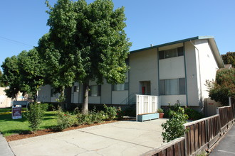 Curtiss Manor Apartments in San Jose, CA - Building Photo - Building Photo