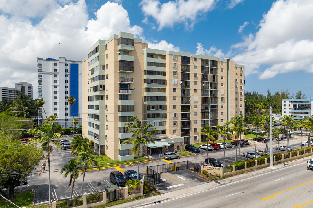 Half Moon Towers in Miami, FL - Foto de edificio