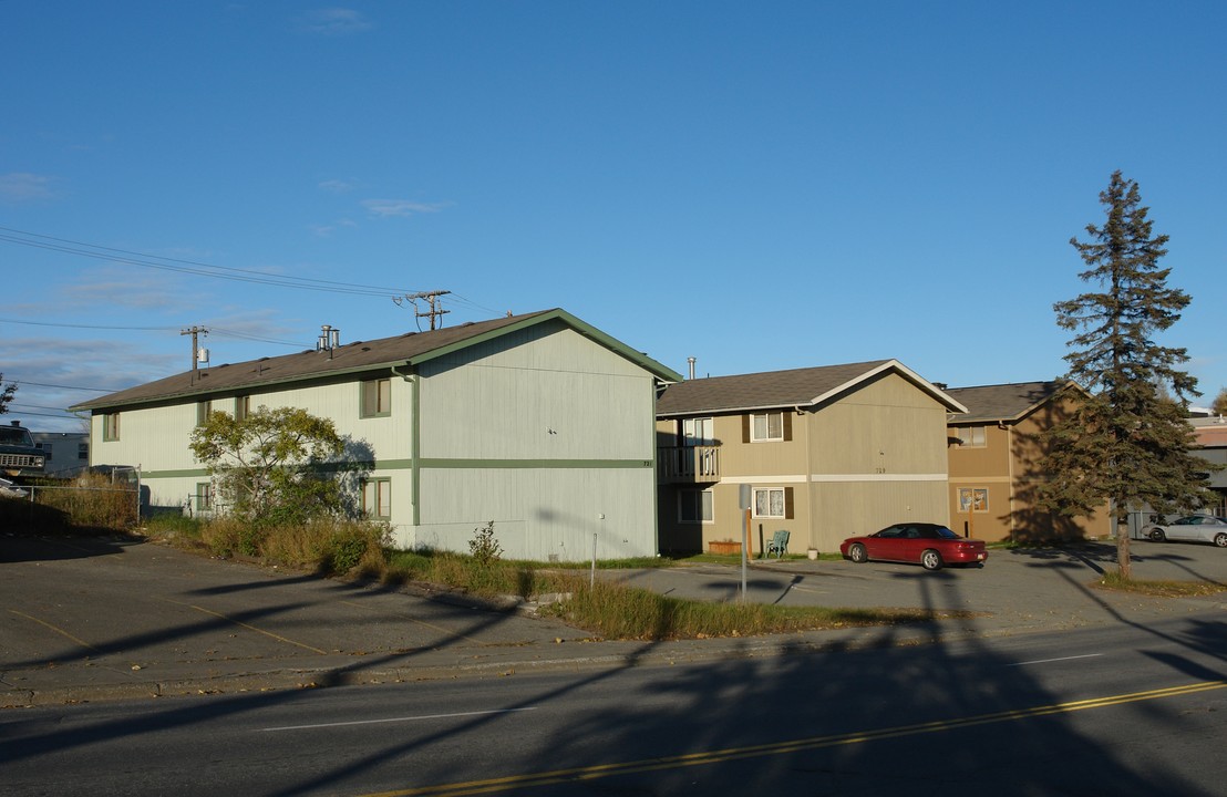 721-735 E 10th Ave in Anchorage, AK - Building Photo