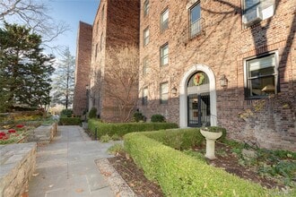 64 Sagamore Rd in Bronxville, NY - Foto de edificio - Building Photo