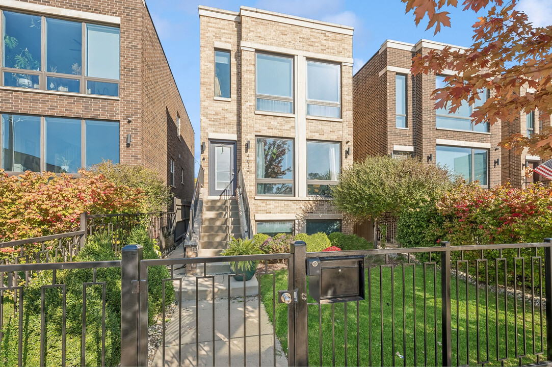 4612 W Addison St in Chicago, IL - Building Photo