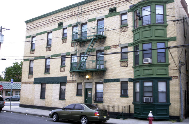 326 Old Bergen Rd in Jersey City, NJ - Building Photo - Building Photo