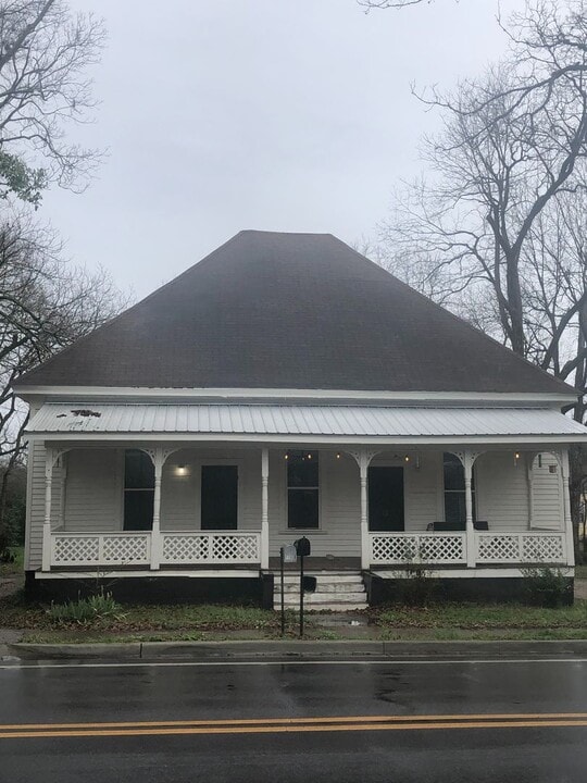1106 Auburn St in Opelika, AL - Building Photo
