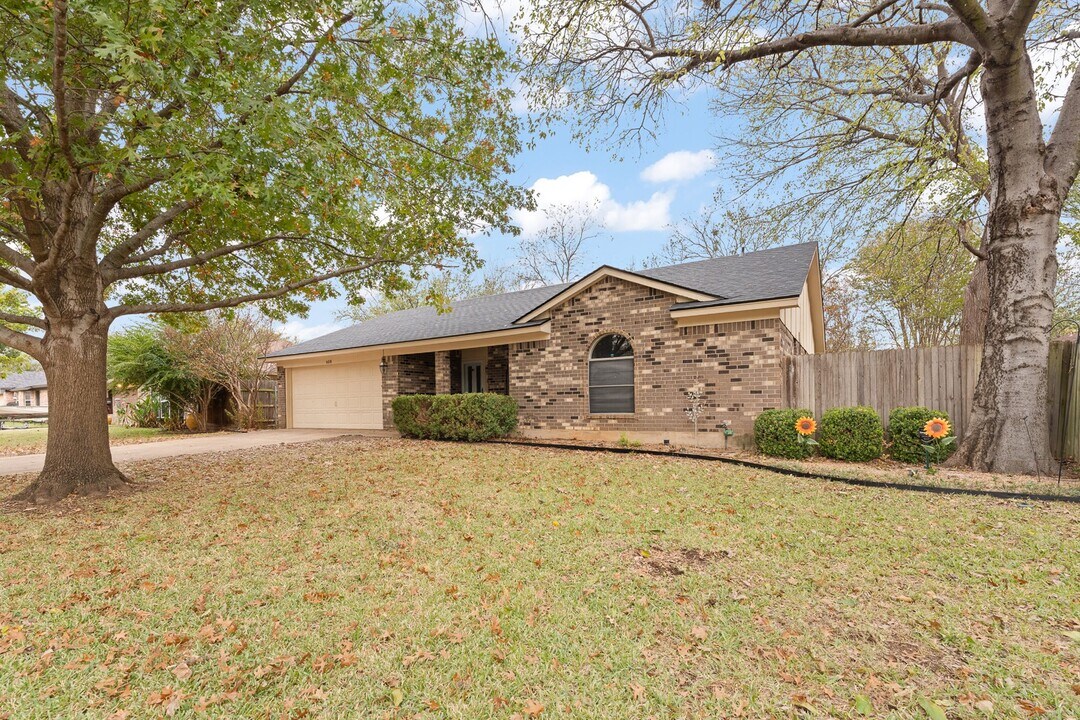 608 Pleasant Manor Ave in Burleson, TX - Building Photo