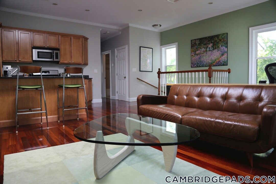 10 Bristol St in Cambridge, MA - Building Photo