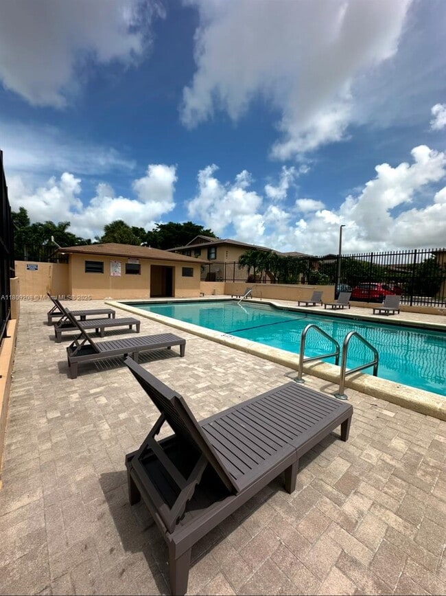 6866 NW 173rd Dr, Unit 603 in Hialeah, FL - Building Photo - Building Photo
