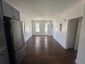 10 Hunting St, Unit 1 in Cambridge, MA - Foto de edificio - Building Photo