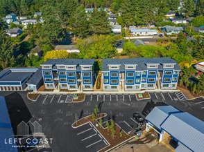 686 SE Hwy 101 in Lincoln City, OR - Building Photo - Building Photo