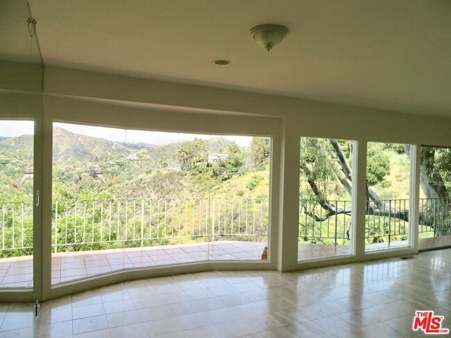 811 Linda Flora Dr in Los Angeles, CA - Building Photo - Building Photo
