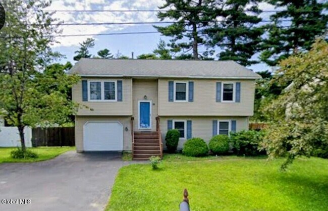 18 Vanderbilt Ave in Saratoga Springs, NY - Building Photo - Building Photo