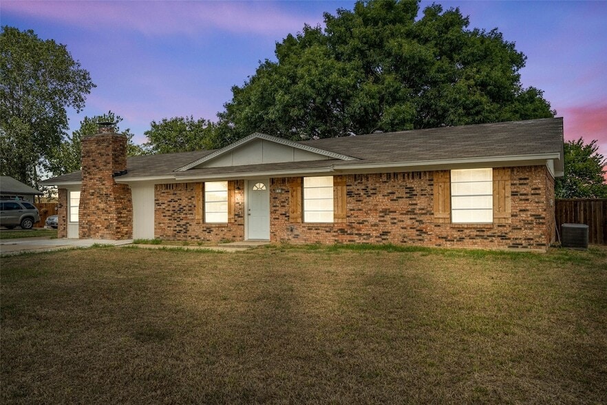 810 S Western Hls Dr in Howe, TX - Building Photo