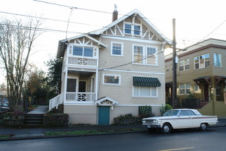 Escher Apartments in Portland, OR - Building Photo - Building Photo