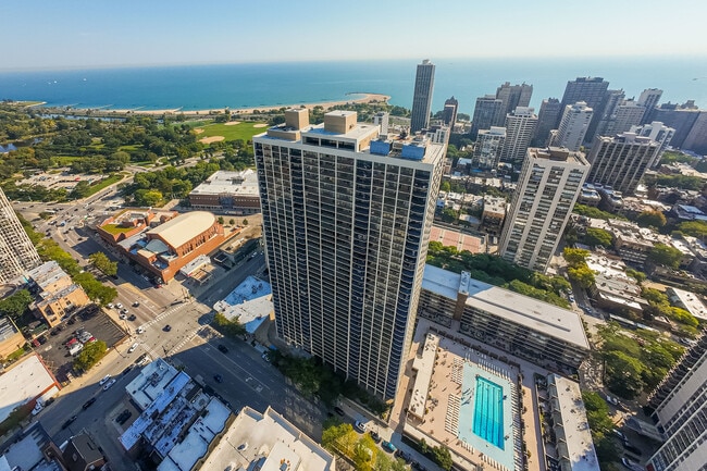 1560 N Sandburg Terrace in Chicago, IL - Building Photo - Building Photo