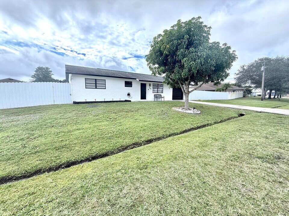 302 SW Whitmore Dr in Port St. Lucie, FL - Building Photo