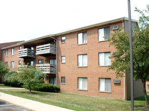 Beacon Cove Apartments in Palatine, IL - Building Photo - Building Photo