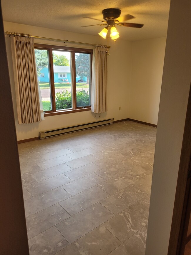 1101 W Elm Ave, Unit 1 in Mitchell, SD - Building Photo - Building Photo