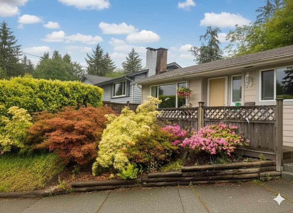 995 Aubeneau Cres in West Vancouver, BC - Building Photo