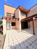 445 W Park Dr in Miami, FL - Building Photo