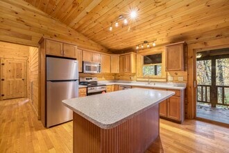 338 Cherokee Cir in Erwin, TN - Building Photo - Building Photo