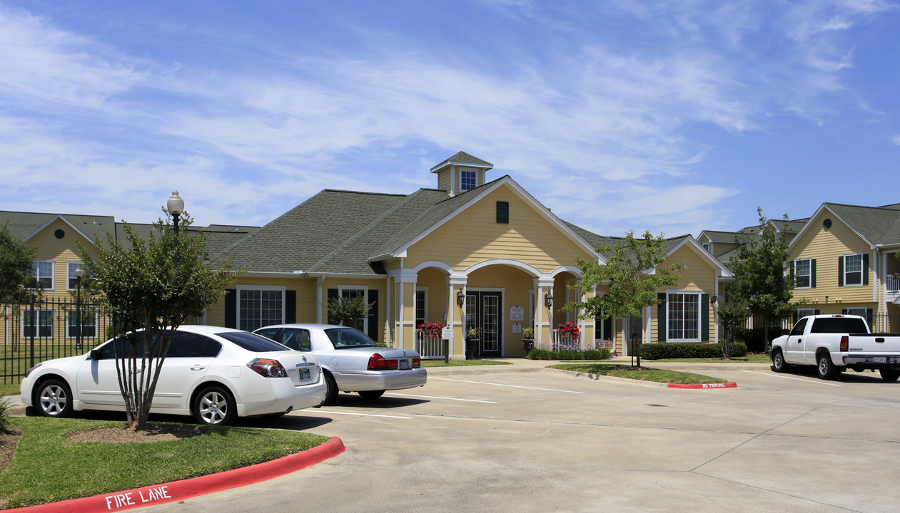 Country Lane in Angleton, TX - Foto de edificio