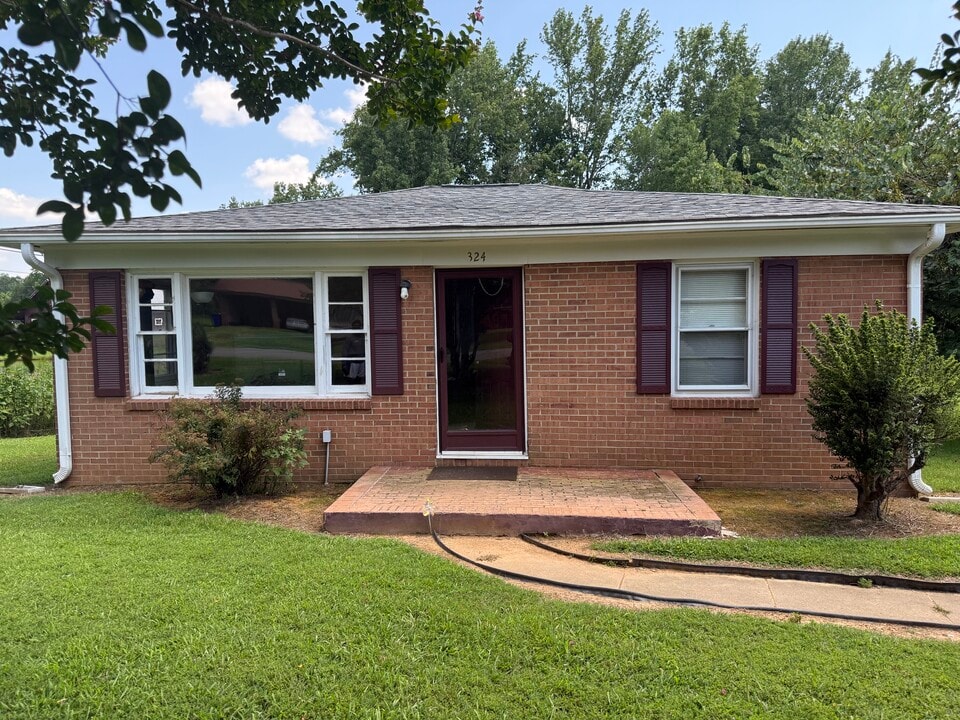 324 Lake Orange Rd in Hillsborough, NC - Building Photo