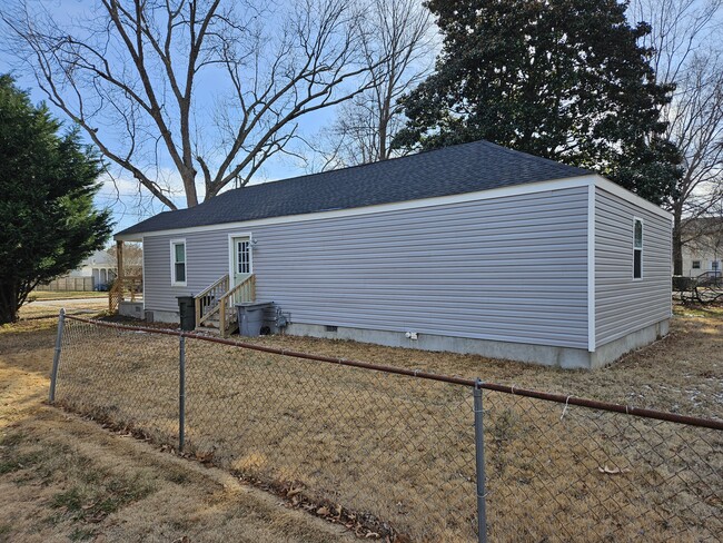 2701 Jamestown Ave in Hampton, VA - Building Photo - Building Photo