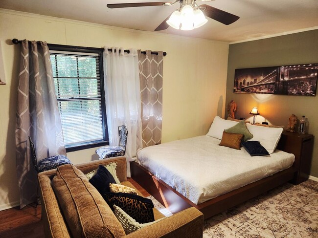 4197 Fredericksburg Dr in College Park, GA - Building Photo - Building Photo