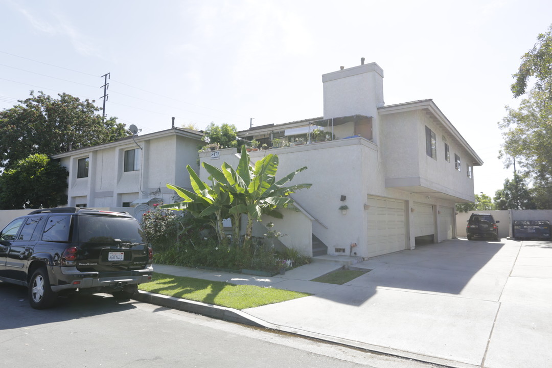 8472 Tamaru Dr in Huntington Beach, CA - Foto de edificio