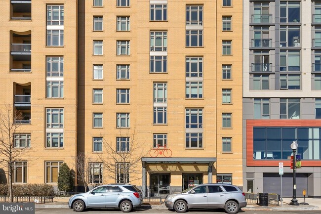 880 New Jersey Ave SE, Unit 1 BR INTERIOR UNIT in Washington, DC - Building Photo - Building Photo