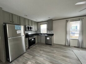 1112 Colonial Trail W in Kalamazoo, MI - Building Photo