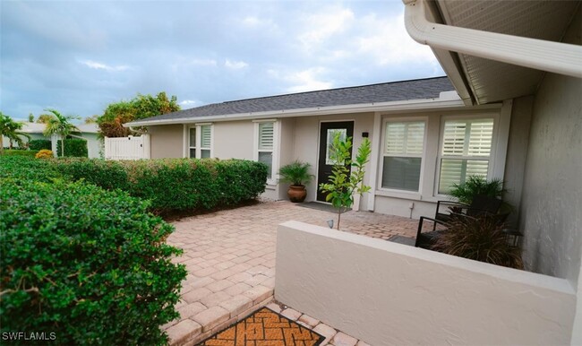 2392 Clipper Way in Naples, FL - Foto de edificio - Building Photo