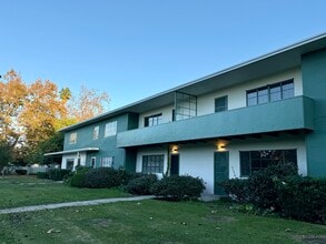 5560 Village Grn, Unit 5560 Village Grn in Los Angeles, CA - Foto de edificio - Building Photo