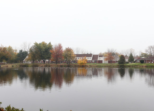 Freshwater Pond in Enfield, CT - Foto de edificio - Building Photo