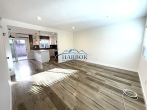 677 W 39th St in Los Angeles, CA - Building Photo - Building Photo