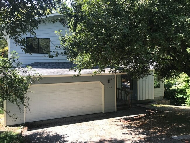 1525 Woburn St in Bellingham, WA - Building Photo - Building Photo