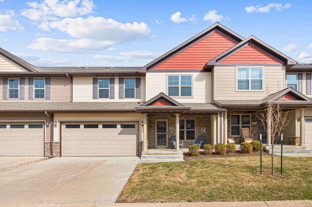 414 Churchill Dr in North Liberty, IA - Foto de edificio