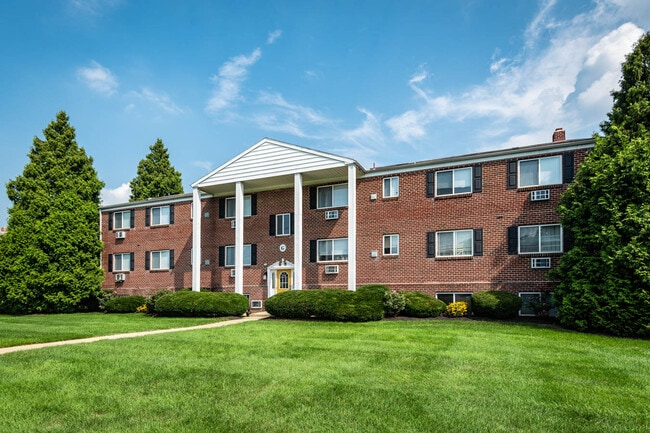 Sweetbriar Apartments in Lancaster, PA - Building Photo - Building Photo