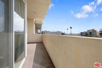 1235 Granville Ave in Los Angeles, CA - Foto de edificio - Building Photo