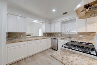 42 N Timber Top Dr in Spring, TX - Foto de edificio - Building Photo